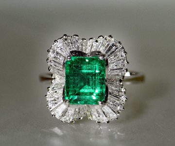 Anello smeraldo e diamanti baguette